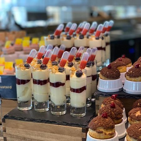 Royal M Hotel Abu Dhabi By Gewan Zewnętrze zdjęcie A selection of desserts