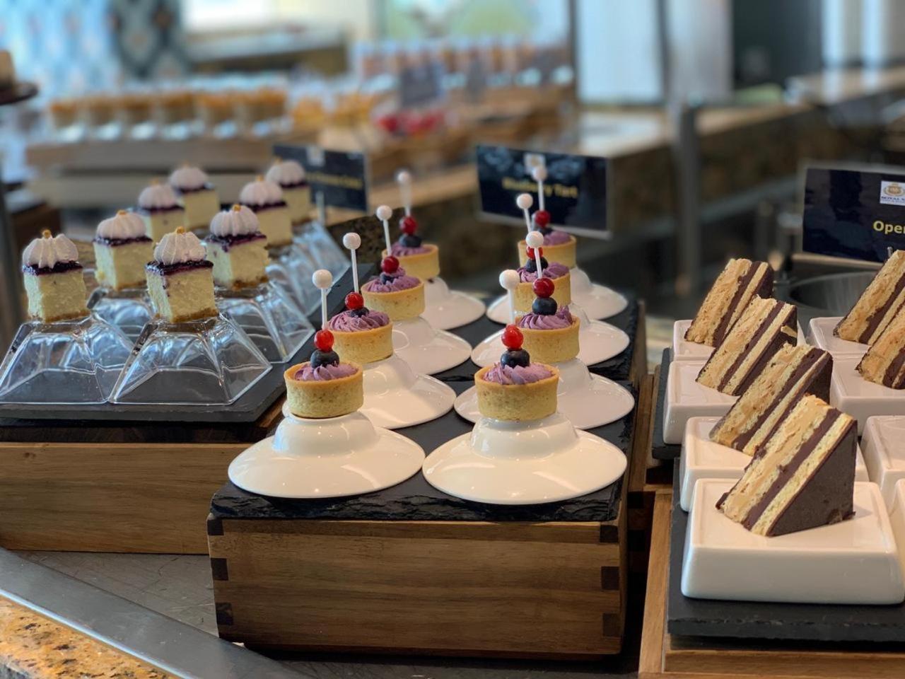 Royal M Hotel Abu Dhabi By Gewan Zewnętrze zdjęcie A selection of cakes at a buffet