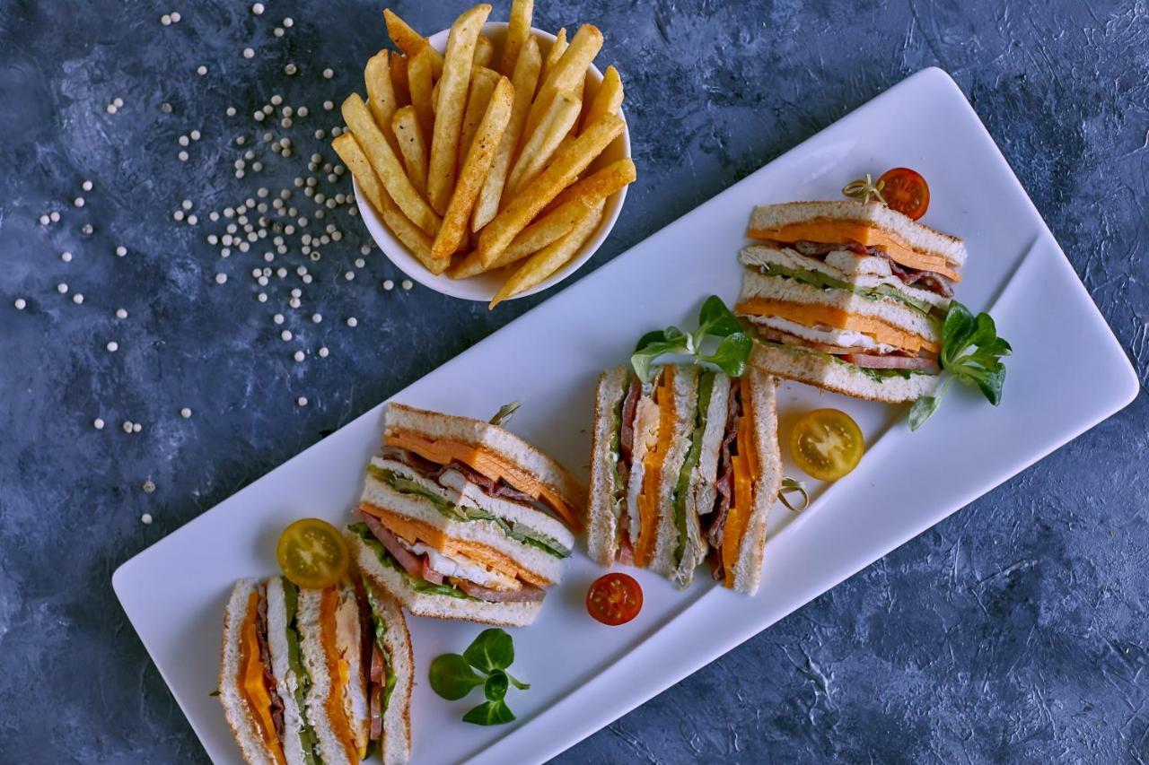 Royal M Hotel Abu Dhabi By Gewan Zewnętrze zdjęcie A club sandwich